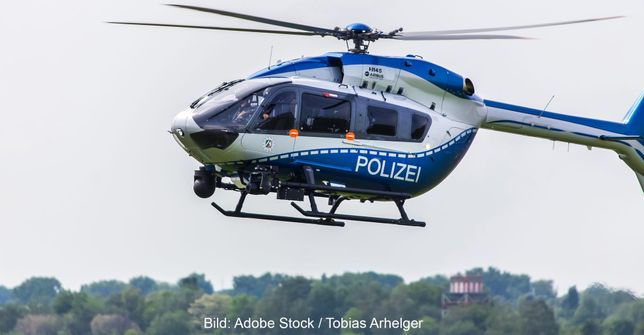 Zur Fahndung nach dem Mann, der auf der Autobahn lief, war auch ein Hubschrauber im Einsatz (Symbolbild). Bild: Adobe Stock/Tobias Arhelger